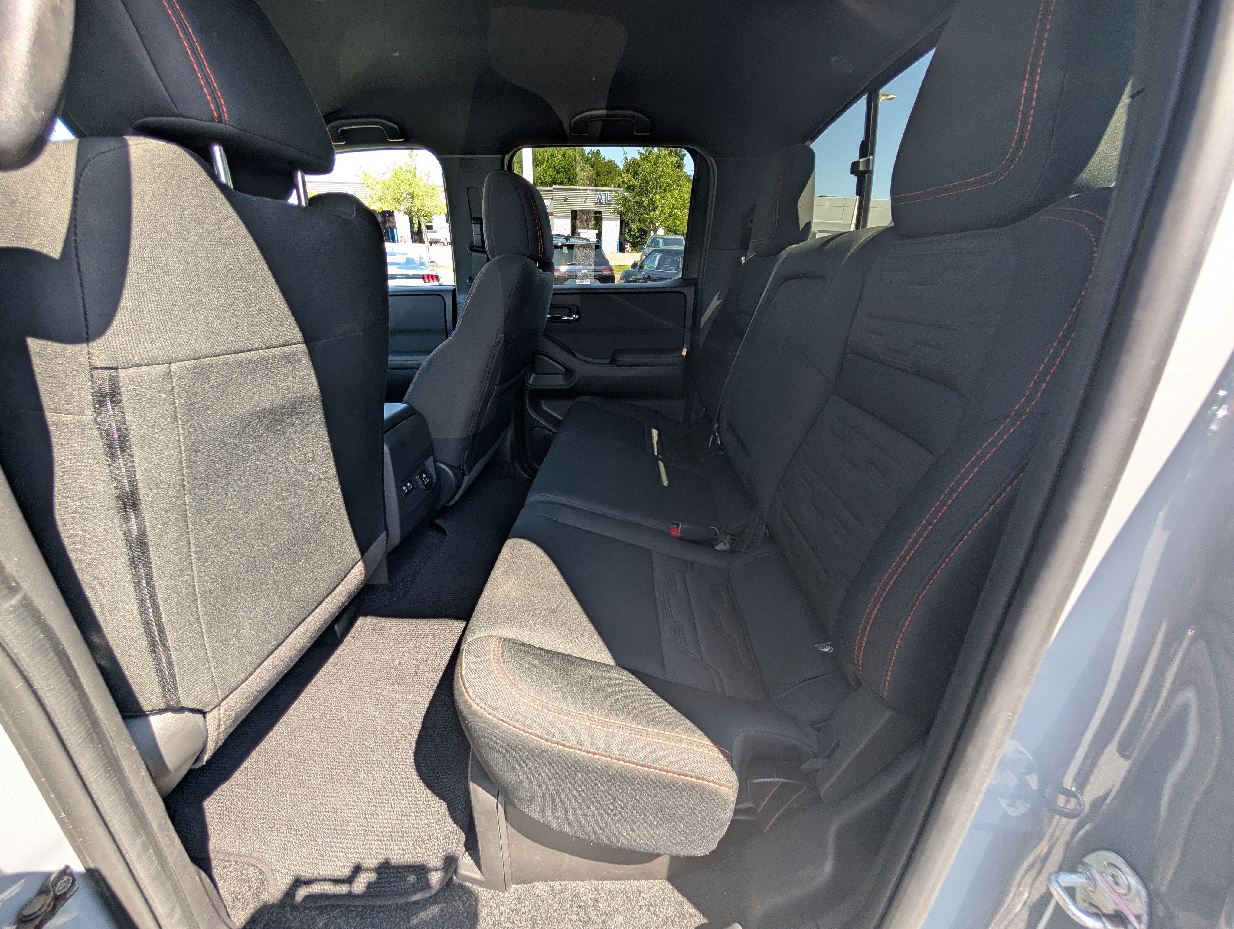 Used 2025 Nissan Frontier PRO-4X w/ Pro Convenience Package AWD/4WD image 13