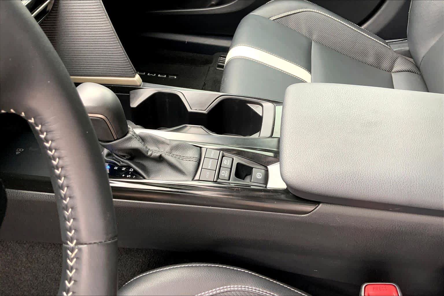 Used 2025 Toyota Camry SE w/ Convenience Package FWD image 17