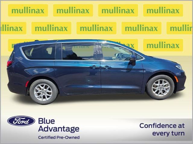 Used 2023 Chrysler Pacifica Touring-L FWD image 2