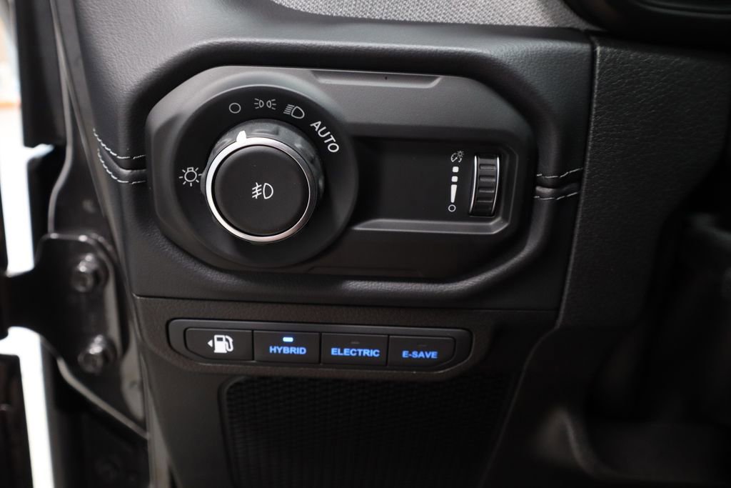Used 2025 Jeep Wrangler Unlimited Sahara AWD/4WD image 27