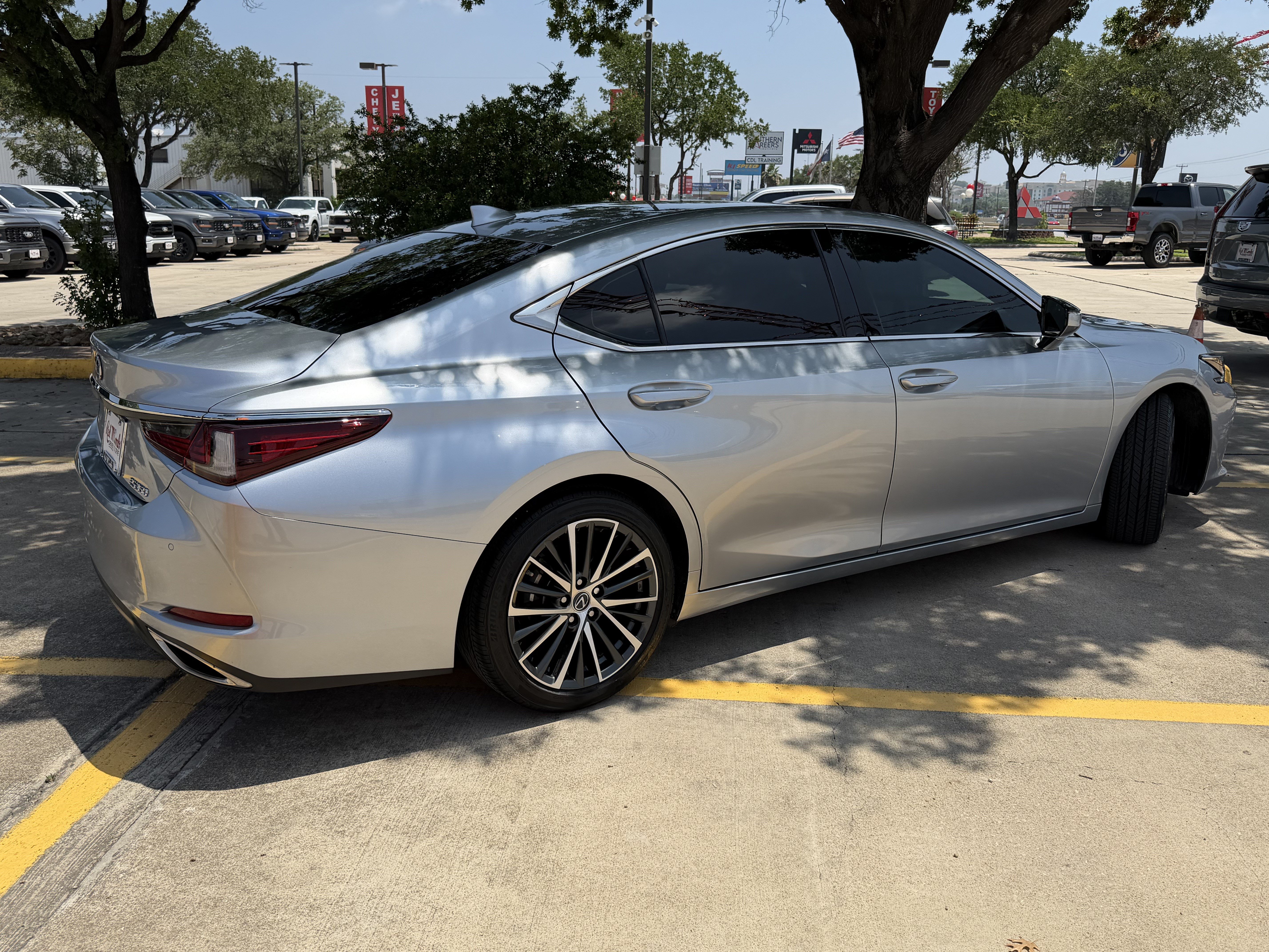 Used 2023 Lexus ES 350 w/ Premium Package FWD image 5