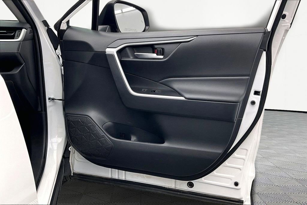 Used 2025 Toyota RAV4 XLE AWD/4WD image 24