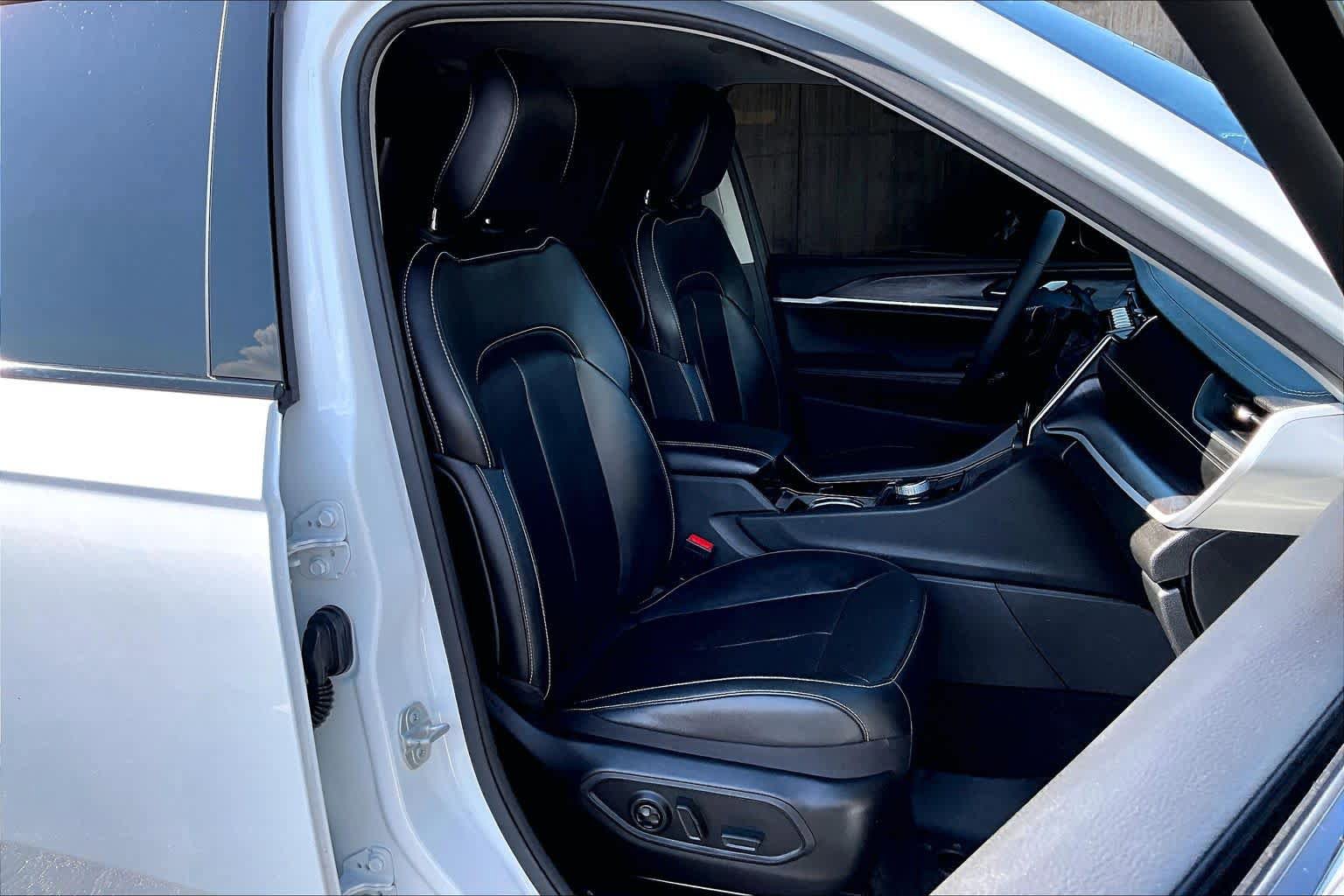 Used 2023 Jeep Grand Cherokee L Limited w/ Luxury Tech Group II RWD image 11