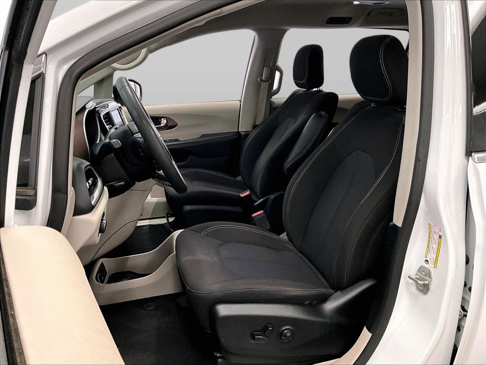 Used 2023 Chrysler Voyager LX image 24