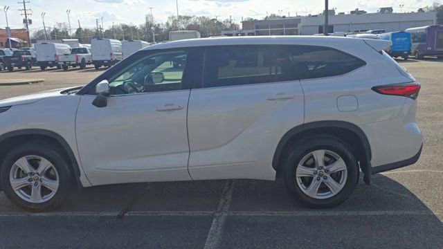 Used 2020 Toyota Highlander LE image 3