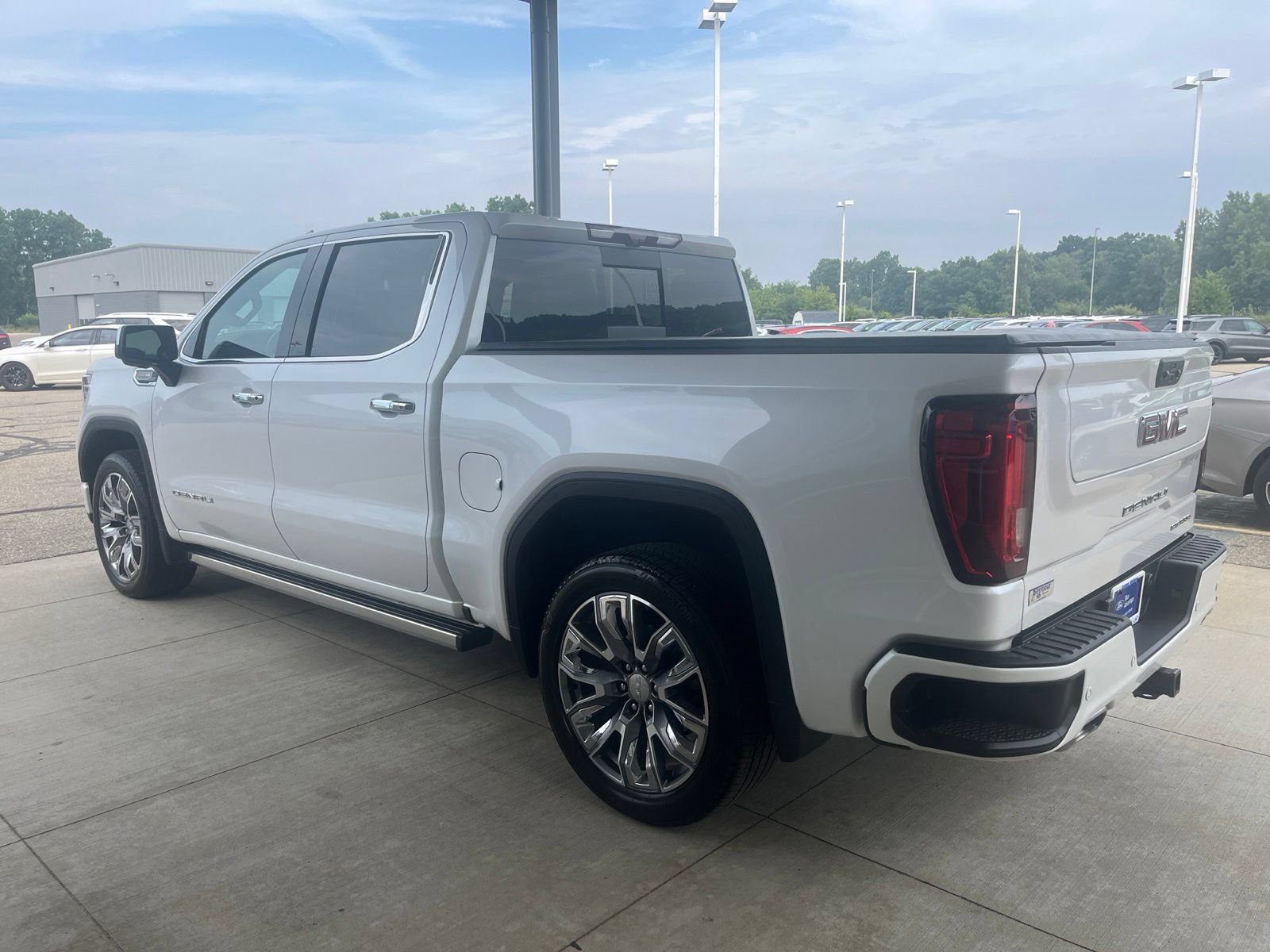 Used 2023 GMC Sierra 1500 Denali w/ Denali Reserve Package AWD/4WD image 3