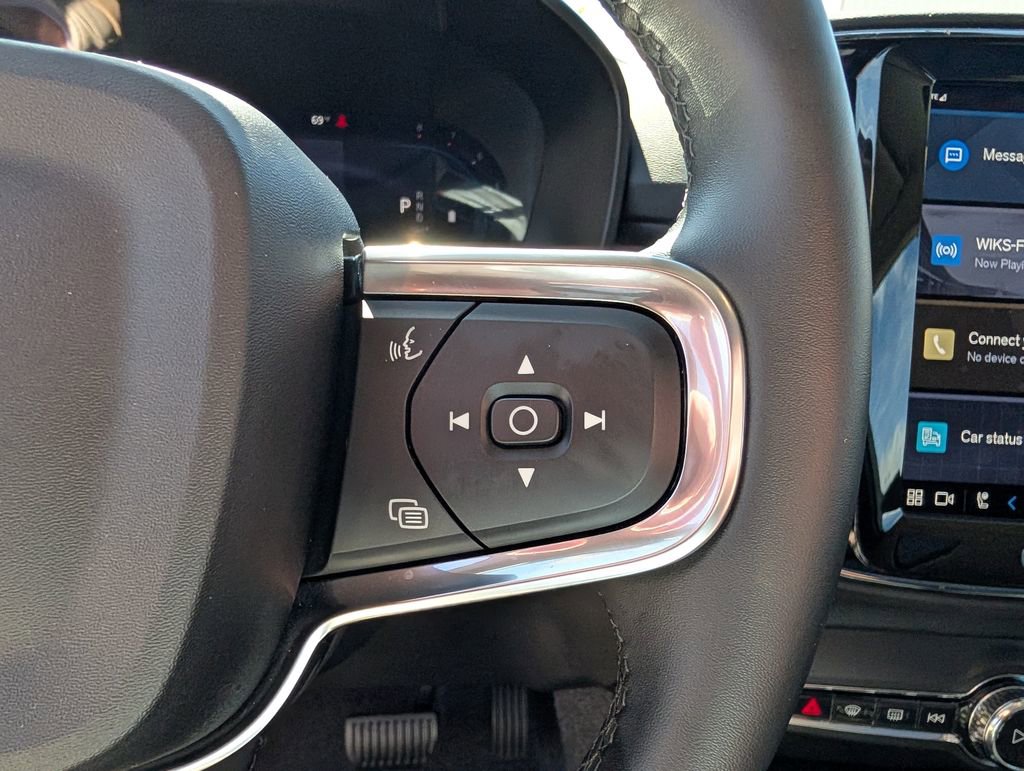 Used 2025 Volvo XC40 B5 Plus AWD/4WD image 10