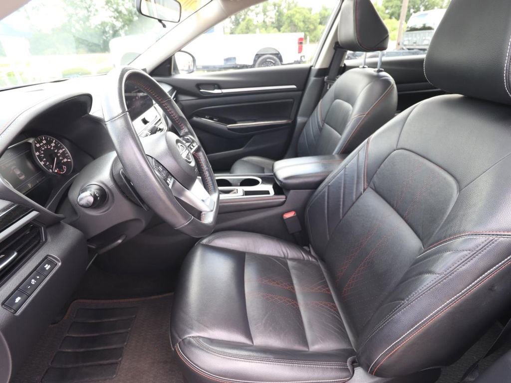 Used 2024 Nissan Altima 2.5 SR w/ SR Premium Package FWD image 2