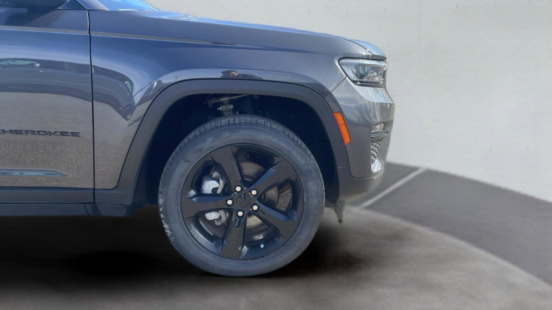 Used 2023 Jeep Grand Cherokee Limited w/ Black Appearance Package AWD/4WD image 22