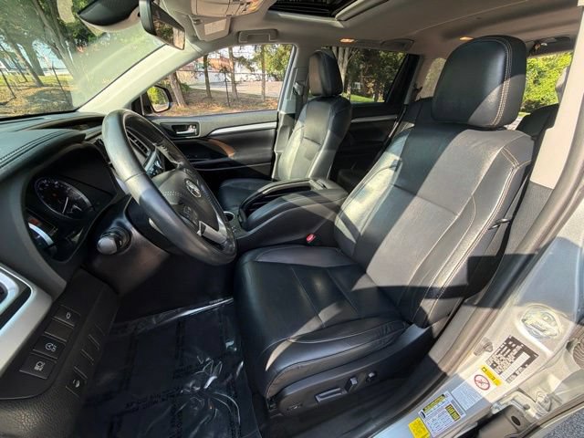 Used 2019 Toyota Highlander XLE AWD/4WD image 14