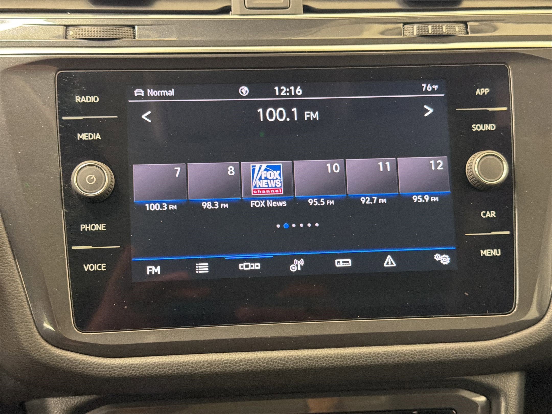 Used 2022 Volkswagen Tiguan SE w/ Panoramic Sunroof Package image 21