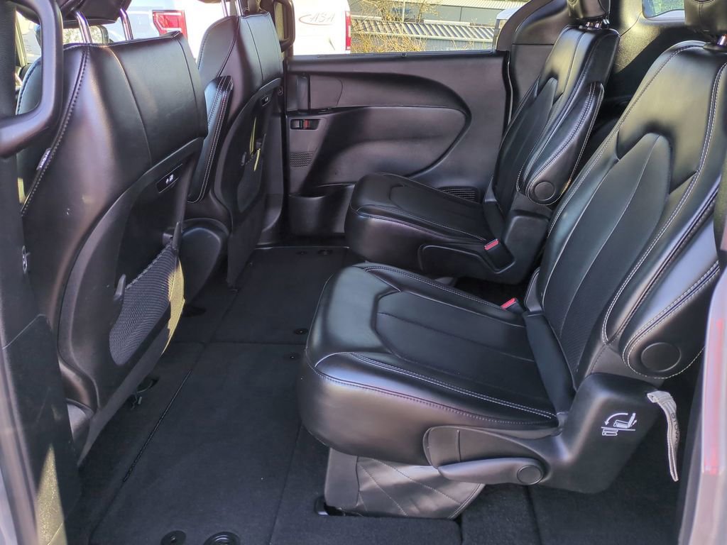 Used 2025 Chrysler Pacifica Select image 14
