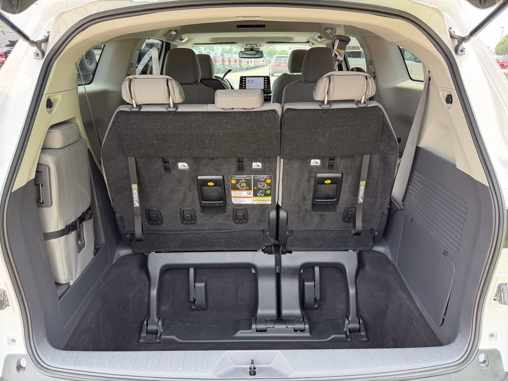 Used 2023 Toyota Sienna LE w/ LE Plus Package FWD image 17