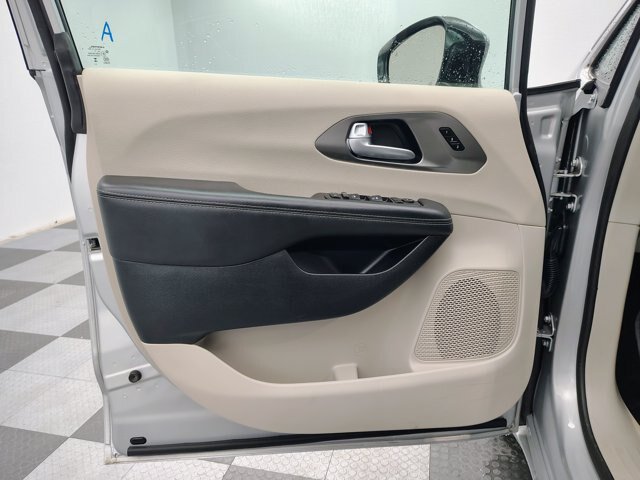Used 2024 Chrysler Pacifica Touring-L FWD image 19