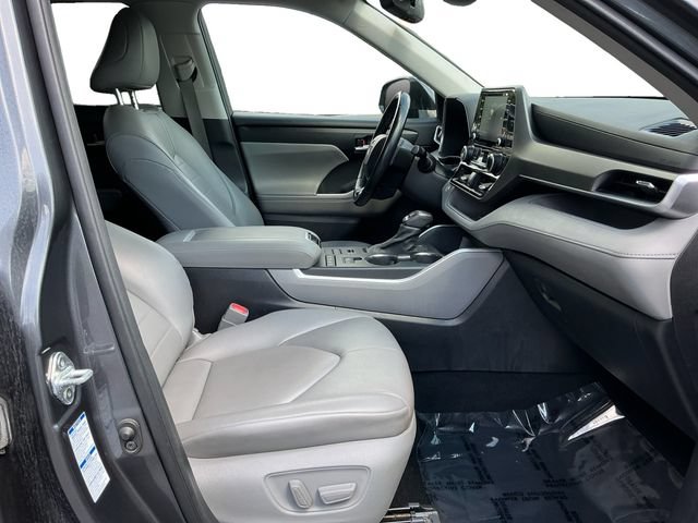 Used 2021 Toyota Highlander XLE AWD/4WD image 17
