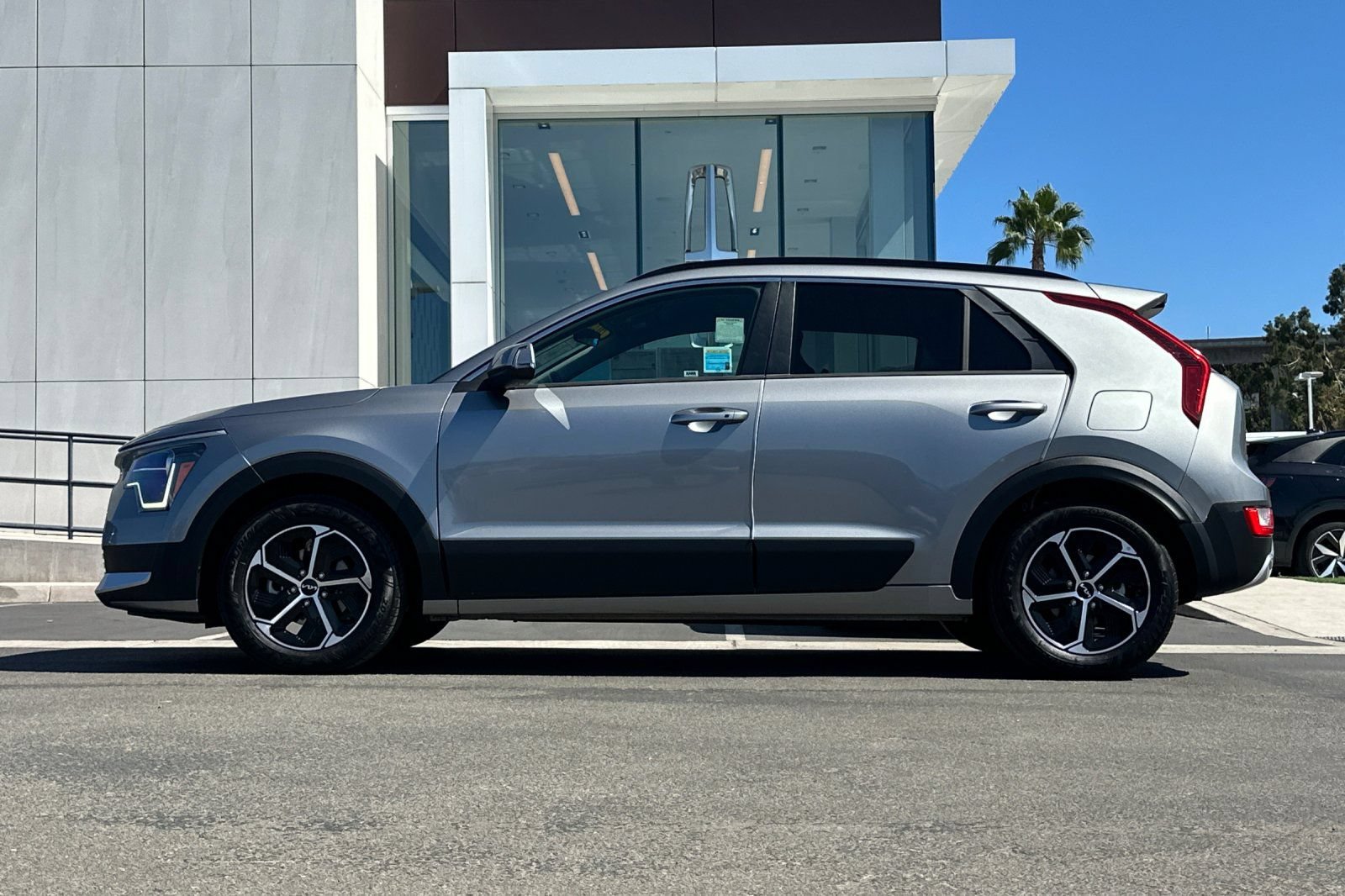 Used 2023 Kia Niro EX FWD image 6