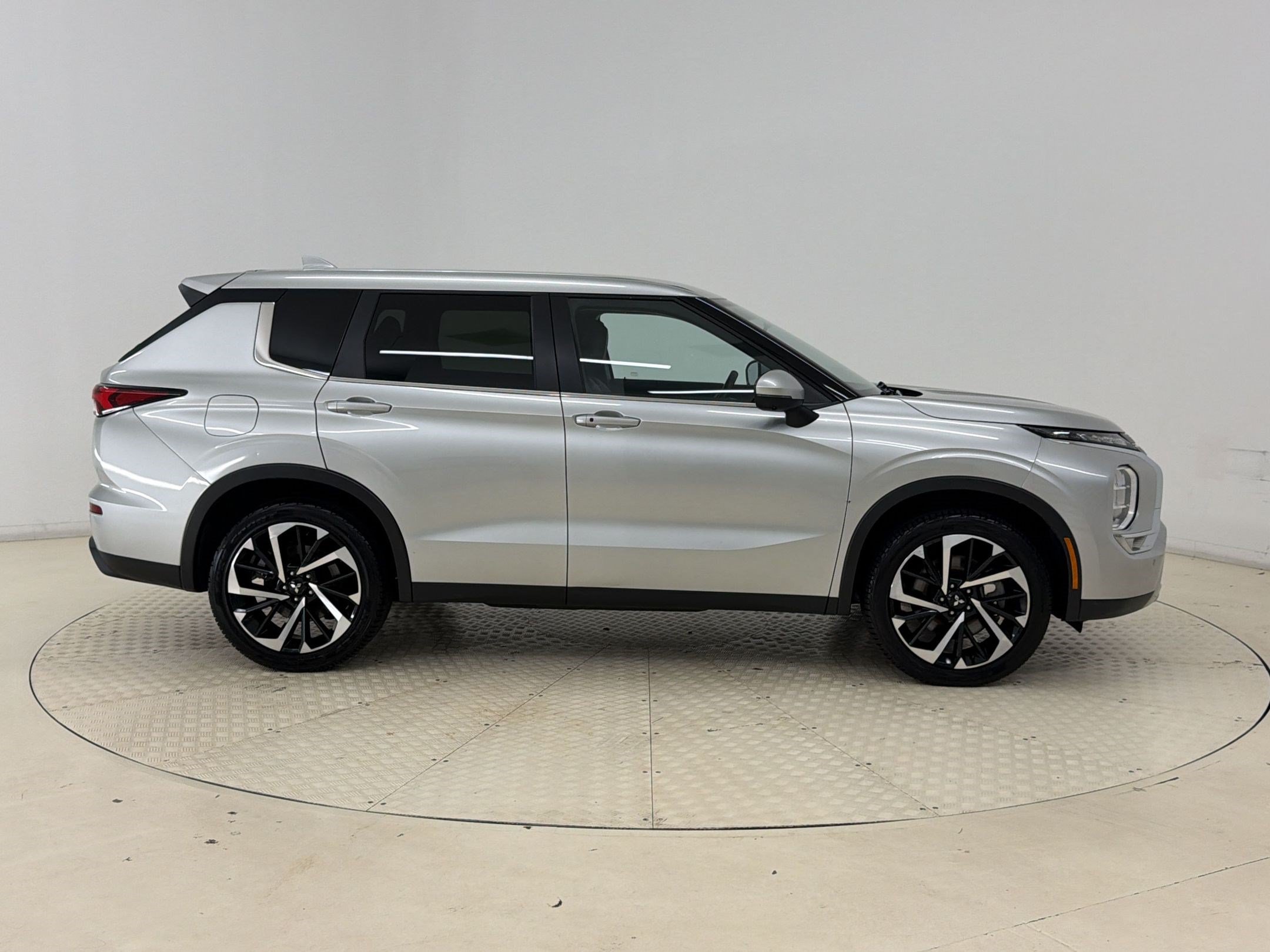 Used 2024 Mitsubishi Outlander SE FWD image 8
