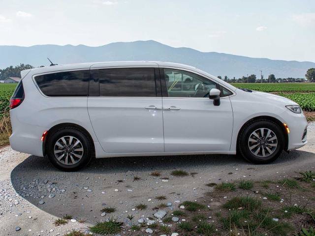 Used 2023 Chrysler Pacifica Touring-L FWD image 7
