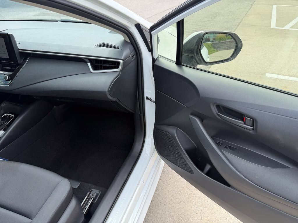 Used 2025 Toyota Corolla LE FWD image 16