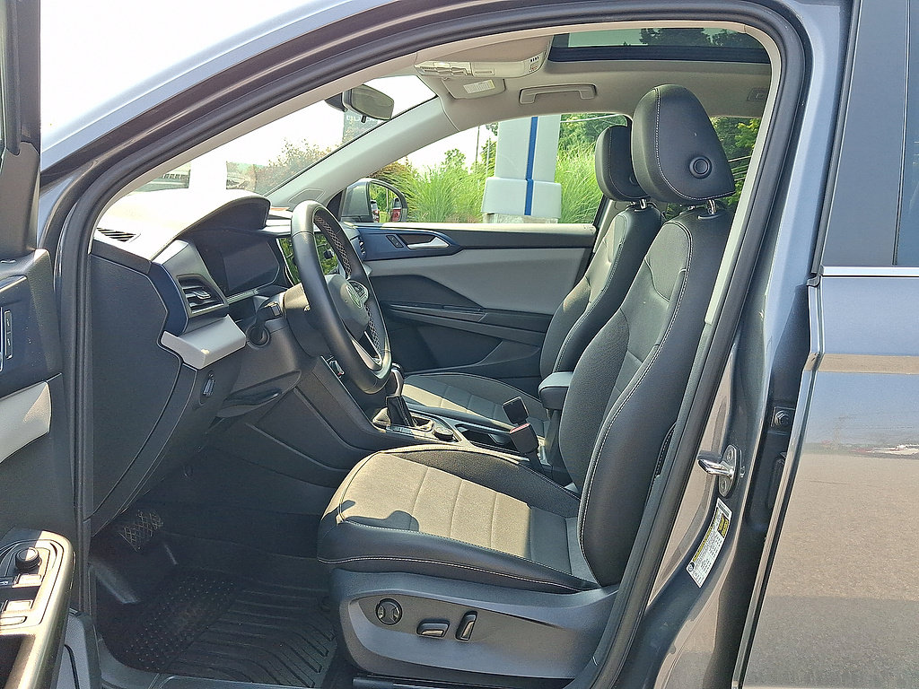 Used 2023 Volkswagen Taos SE w/ Panoramic Sunroof Package AWD/4WD image 3