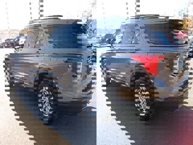 Certified 2022 Ford Explorer XLT w/ Equipment Group 202A image 3