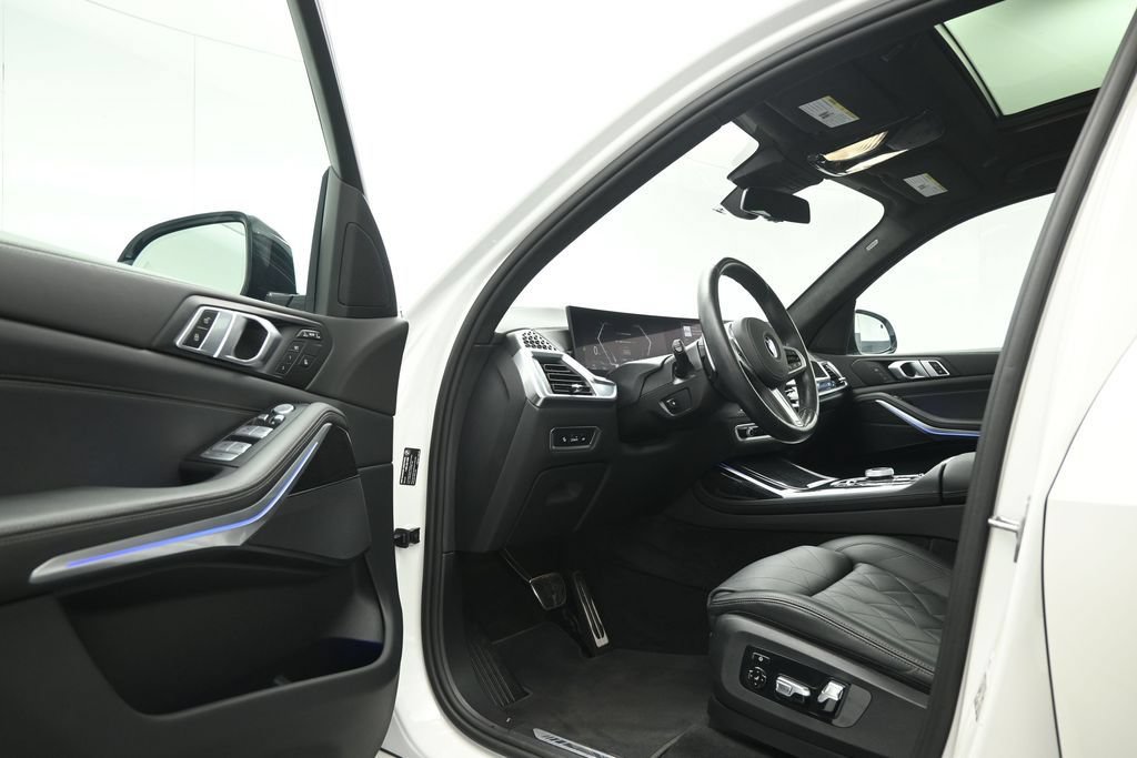 Used 2025 BMW X7 xDrive40i w/ M Sport Package AWD/4WD image 7