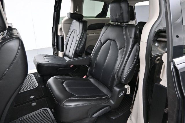 Used 2023 Chrysler Pacifica Touring-L FWD image 29