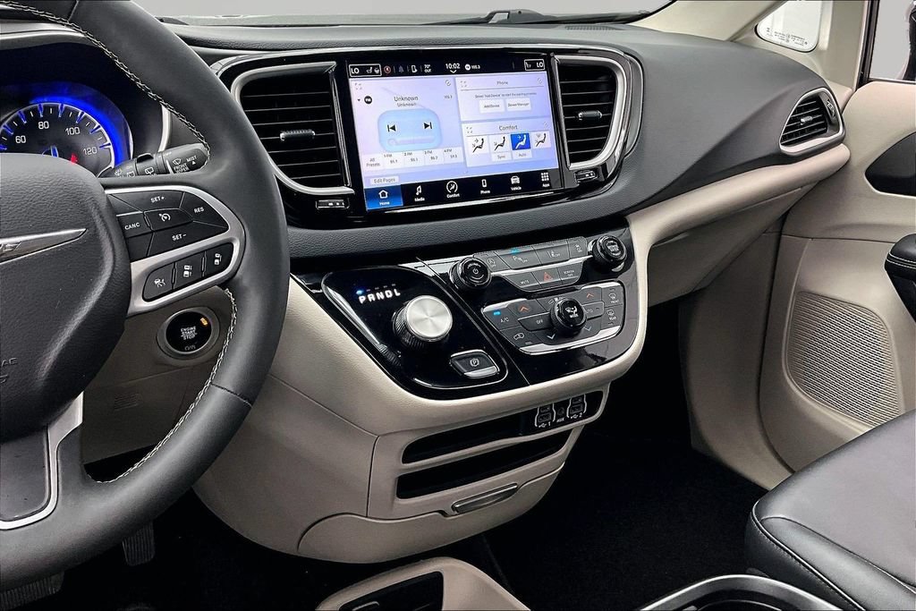 Used 2024 Chrysler Pacifica Touring-L FWD image 6