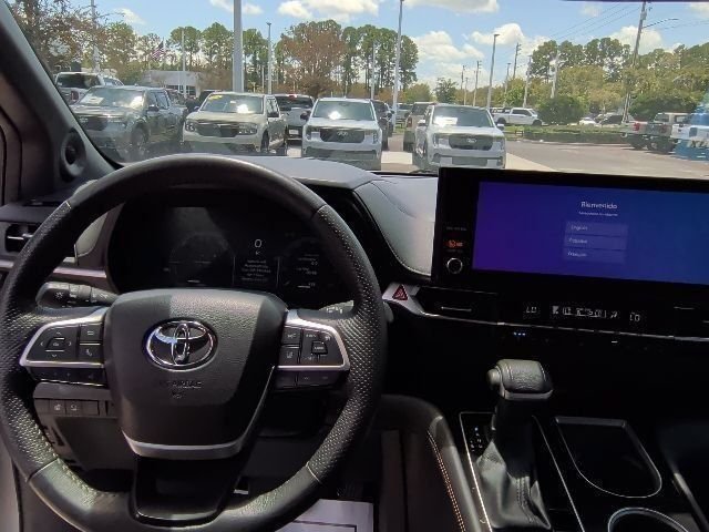 Used 2025 Toyota Sienna Platinum FWD image 21