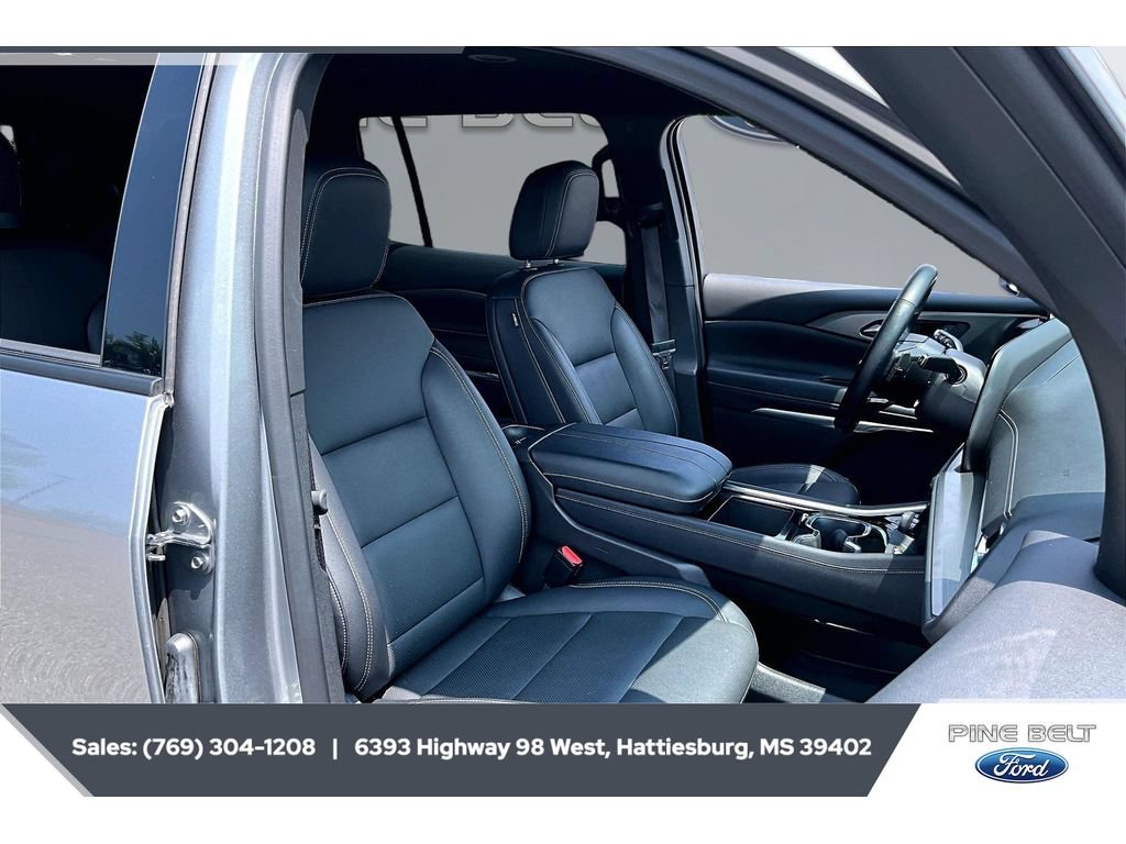 Used 2025 Chevrolet Traverse LT w/ Driver Confidence Package FWD image 6