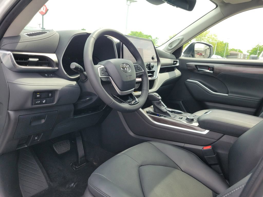 Used 2024 Toyota Highlander Limited AWD/4WD image 21