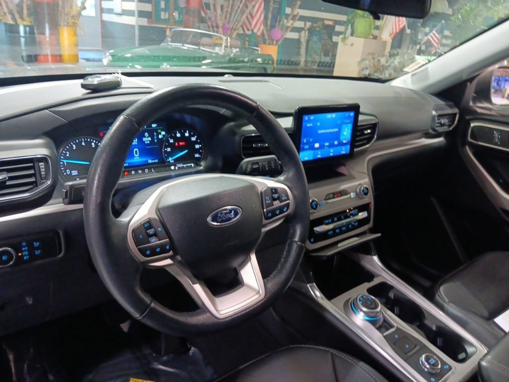 Certified 2023 Ford Explorer XLT w/ Equipment Group 202A AWD/4WD image 5