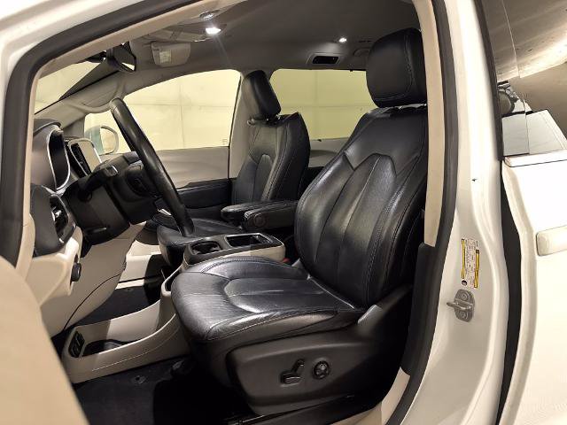 Used 2021 Chrysler Pacifica Touring-L FWD image 17