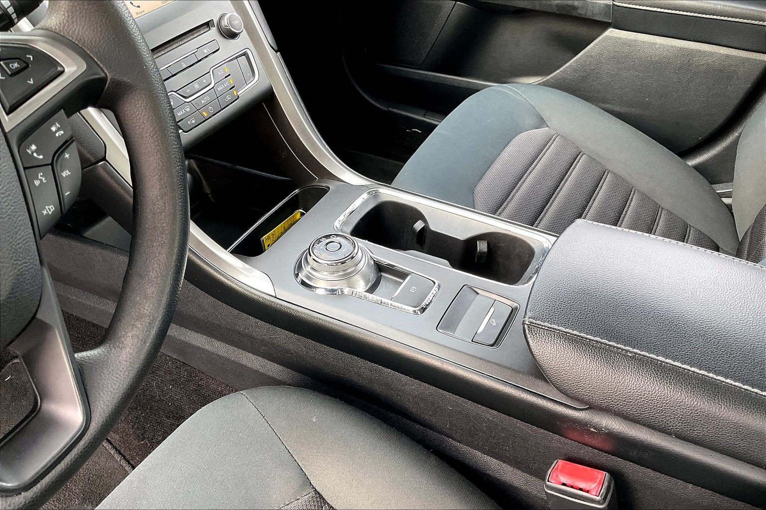 Certified 2017 Ford Fusion SE w/ Fusion SE Technology Package FWD image 17