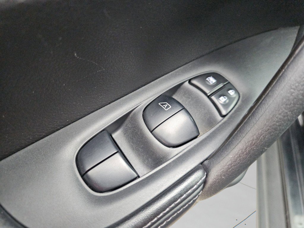 Used 2017 Nissan Rogue SV image 27