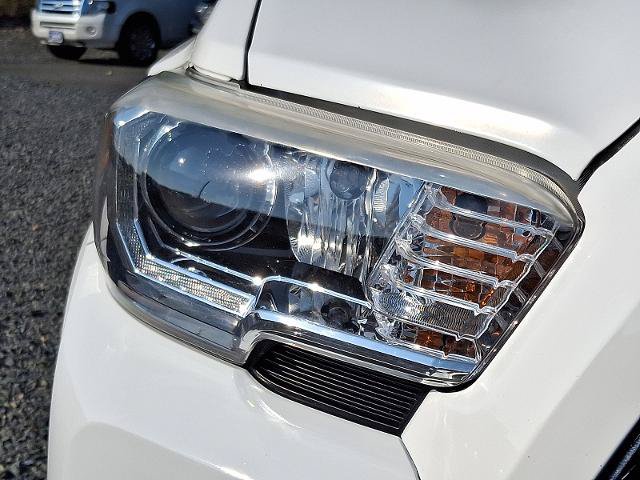 Used 2018 Toyota Tacoma TRD Sport w/ TRD Premium Sport Package AWD/4WD image 9
