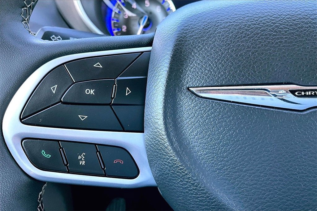 Used 2022 Chrysler Pacifica Touring-L image 18