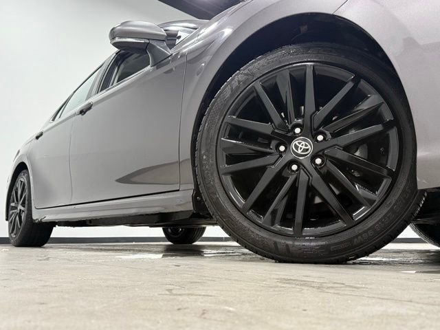 Used 2023 Toyota Camry SE image 3