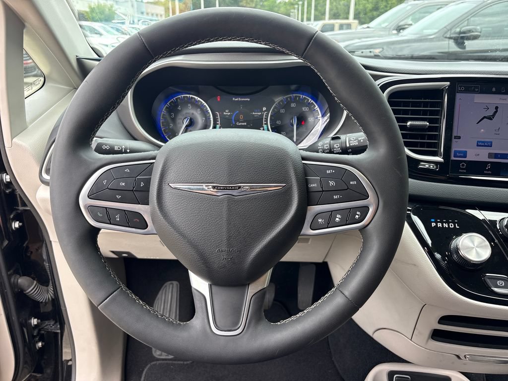 Used 2024 Chrysler Pacifica Touring-L FWD image 18