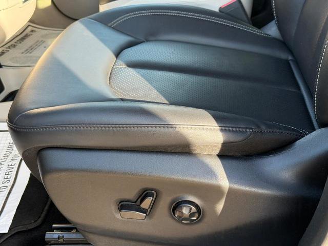 Used 2024 Chrysler Pacifica Touring-L FWD image 25