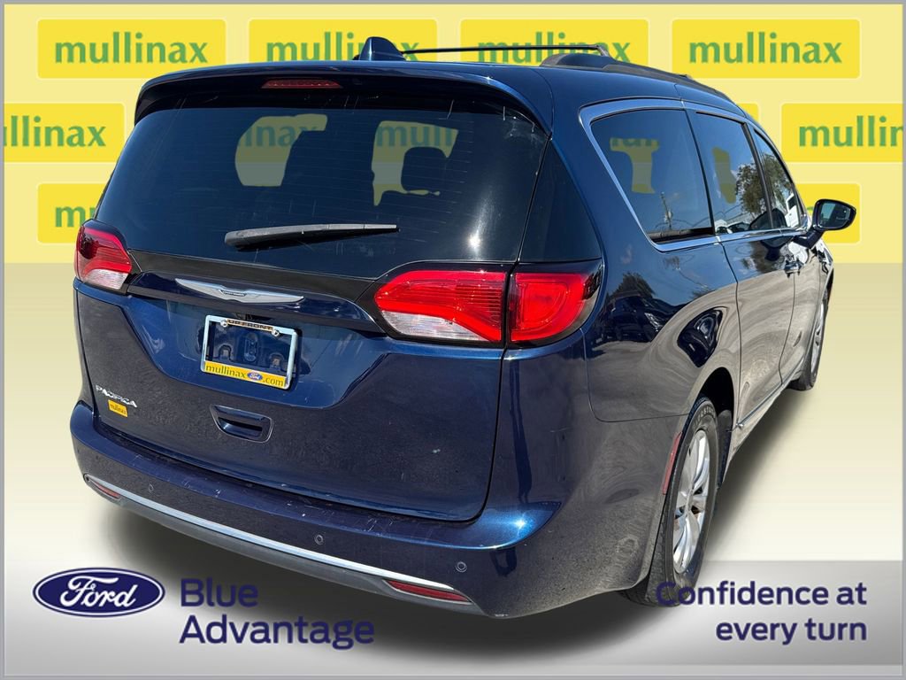 Used 2017 Chrysler Pacifica Touring-L w/ 13 Speaker Alpine Sound Group image 3