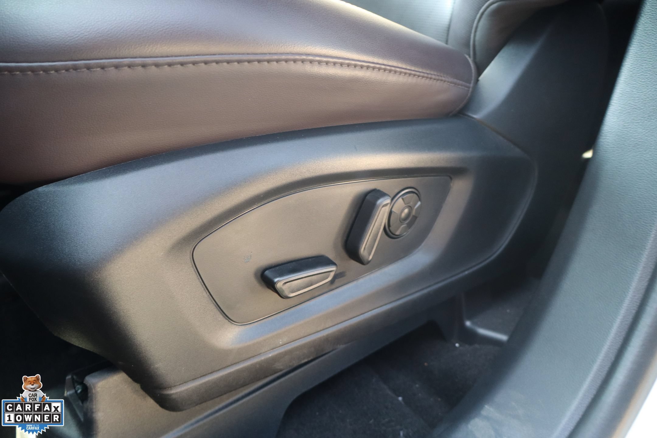 Certified 2025 Ford Explorer Platinum RWD image 13