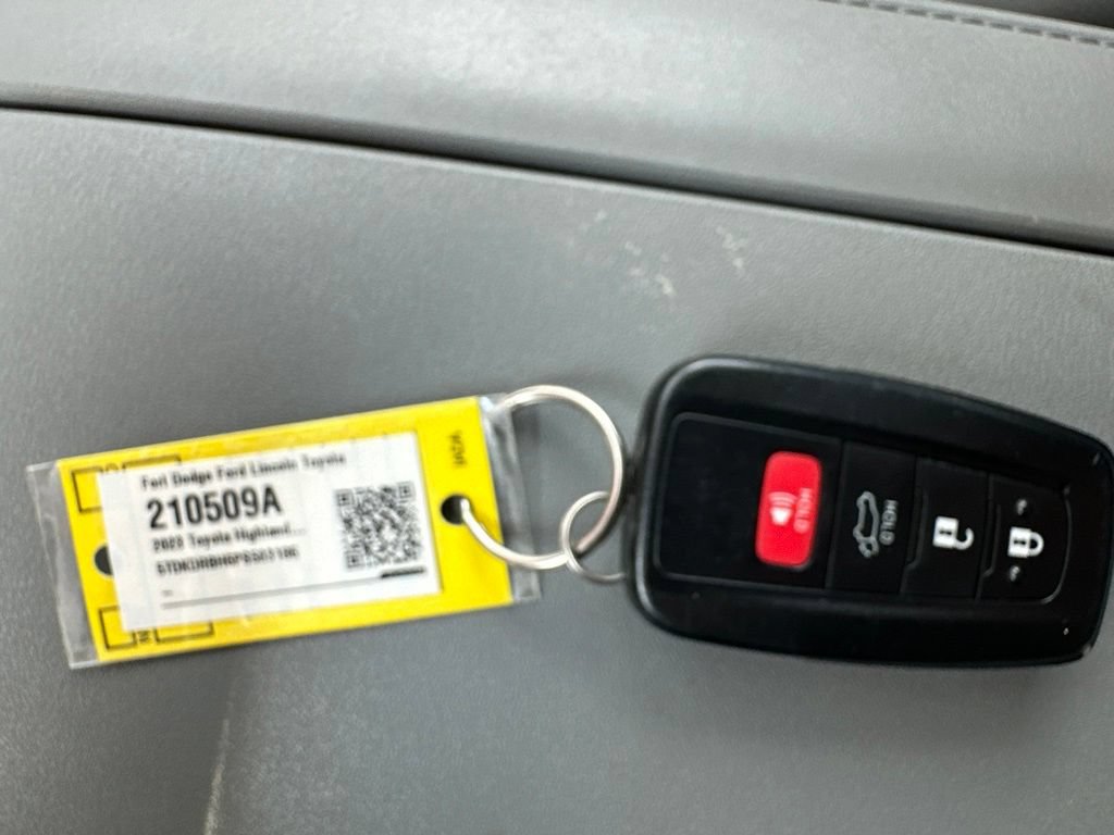 Used 2023 Toyota Highlander XLE AWD/4WD image 49