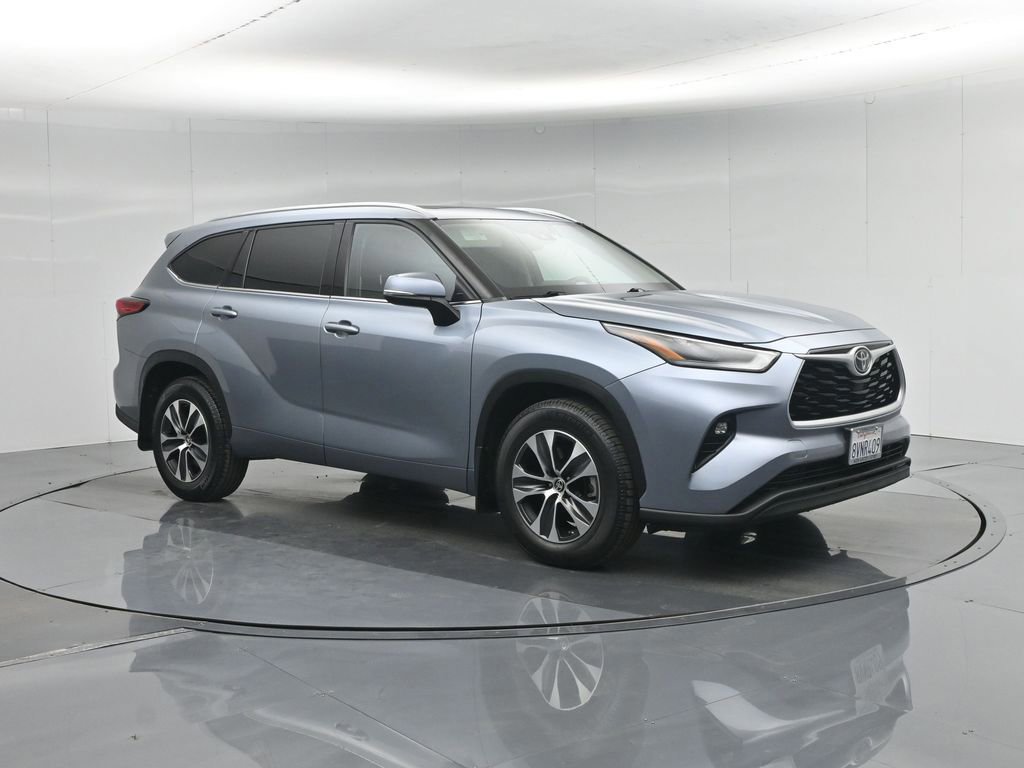 Used 2021 Toyota Highlander XLE image 3