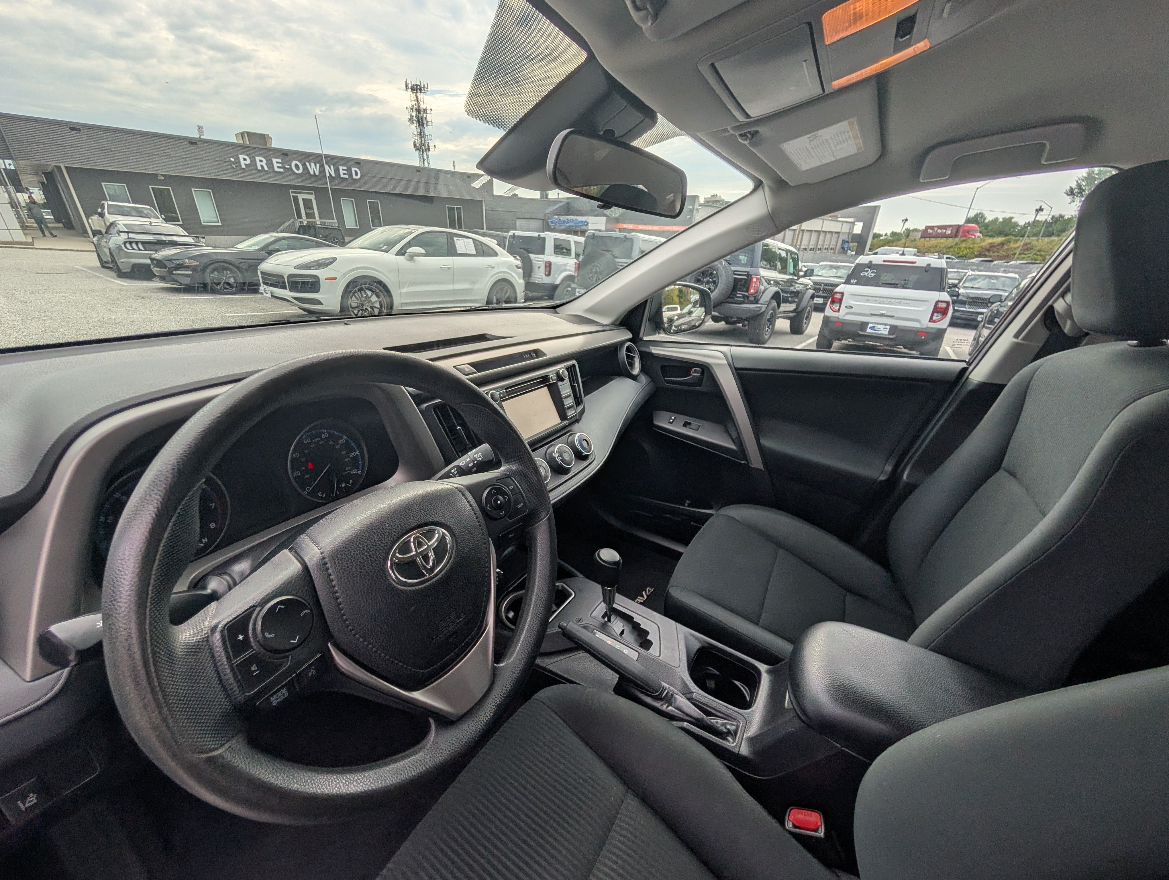 Used 2018 Toyota RAV4 LE w/ Carpet Mat Package AWD/4WD image 16