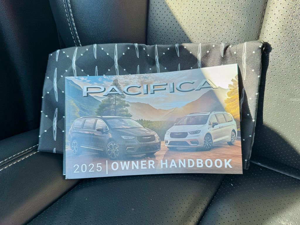 Used 2025 Chrysler Pacifica Select image 38