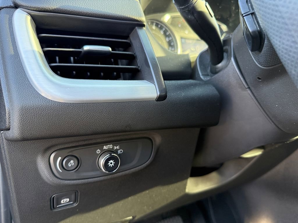 Used 2022 GMC Terrain SLE w/ Driver Convenience Package image 18