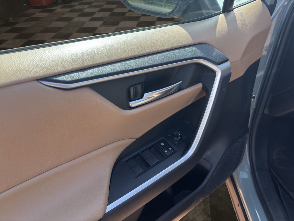 Used 2021 Toyota RAV4 XLE w/ Convenience Package AWD/4WD image 18