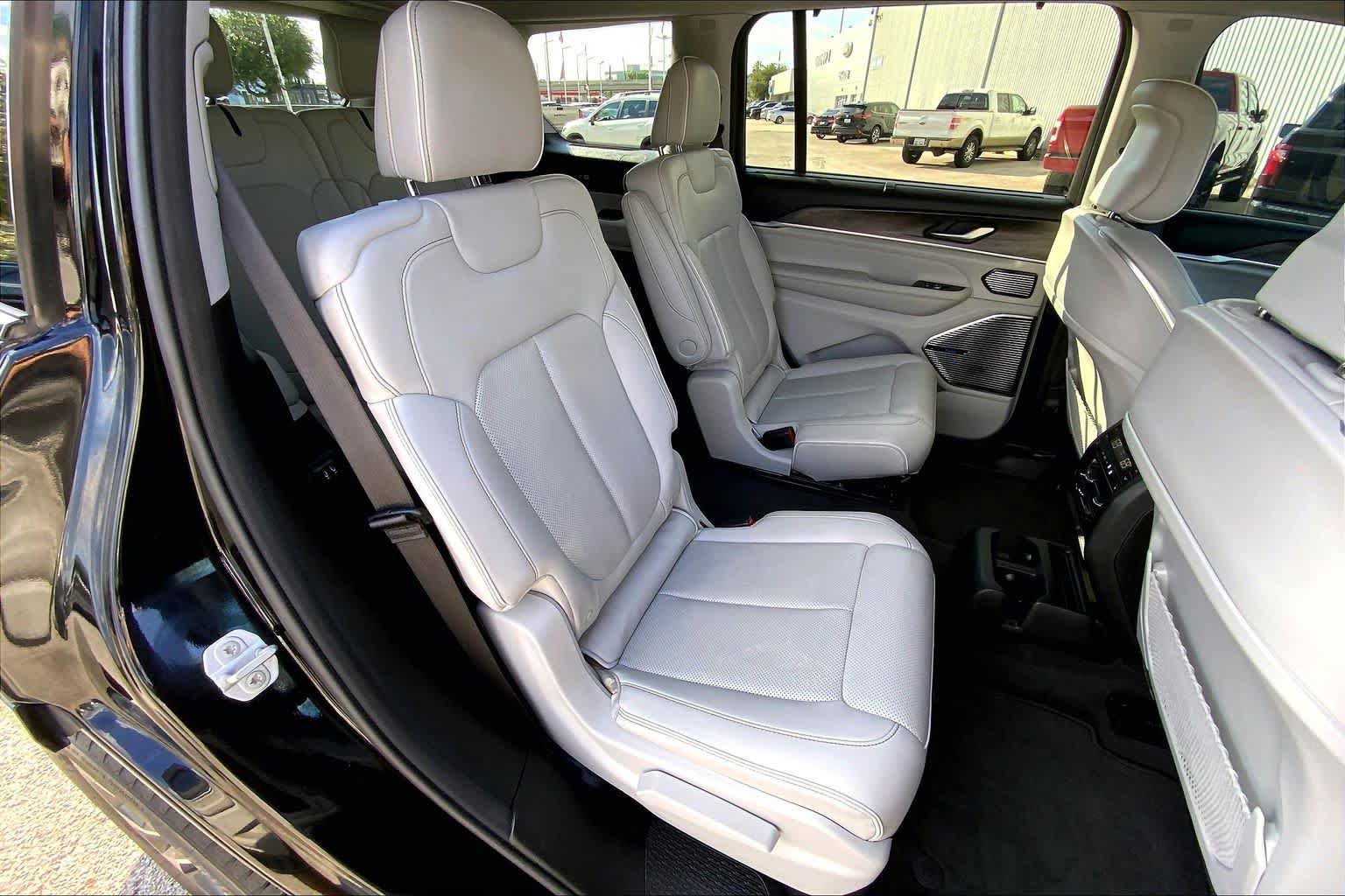 Used 2021 Jeep Grand Cherokee L Overland w/ Luxury Tech Group IV RWD image 39
