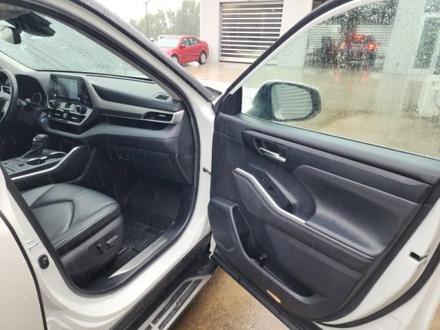 Used 2021 Toyota Highlander XLE AWD/4WD image 41